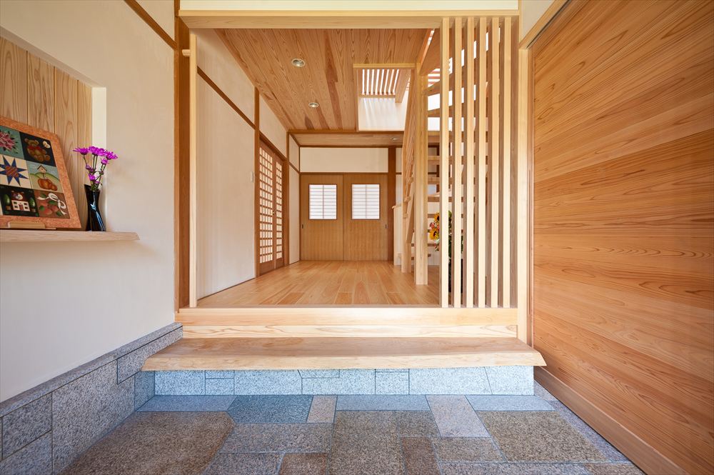 玄関を入ると木の香りがします