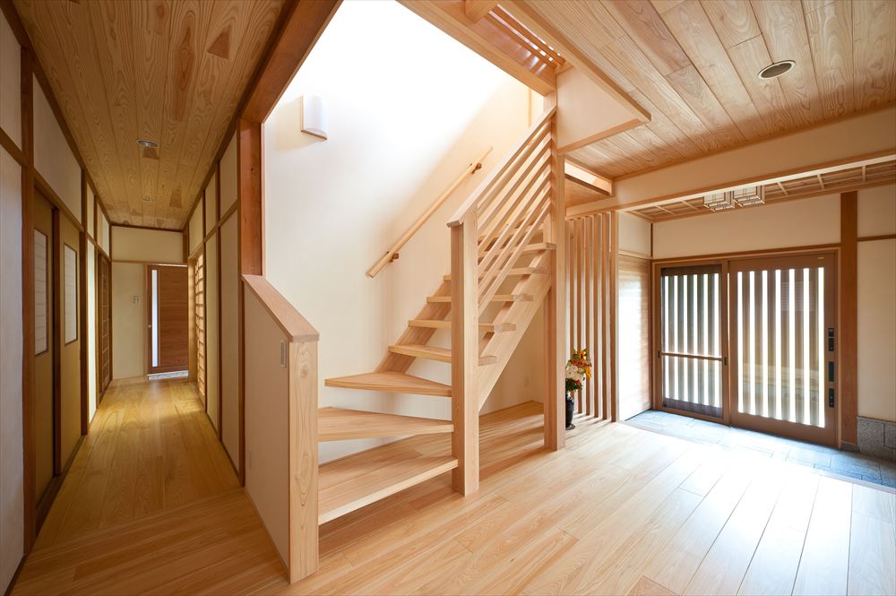 階段はゆるやかに　光を通すスケルトンに