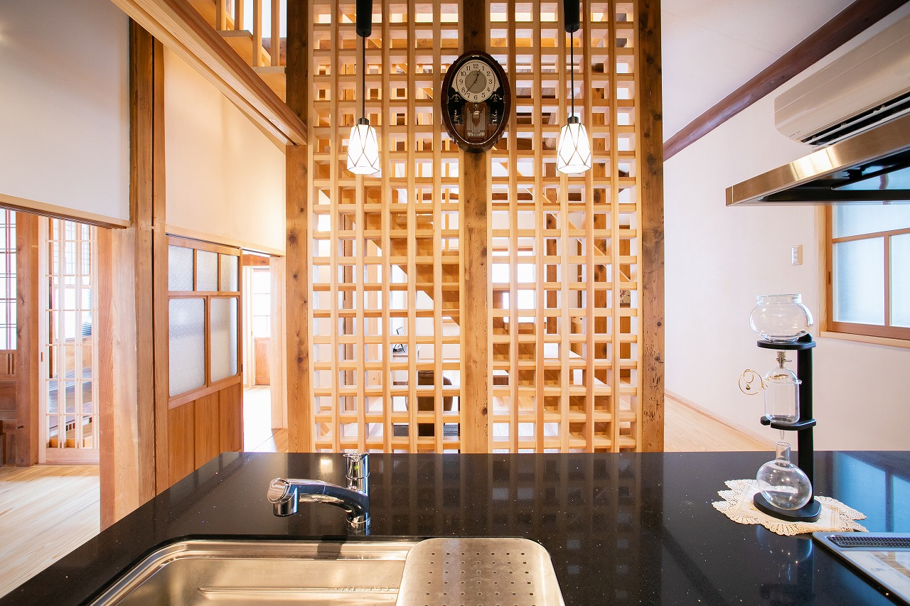 耐力格子壁で風と光が通るように