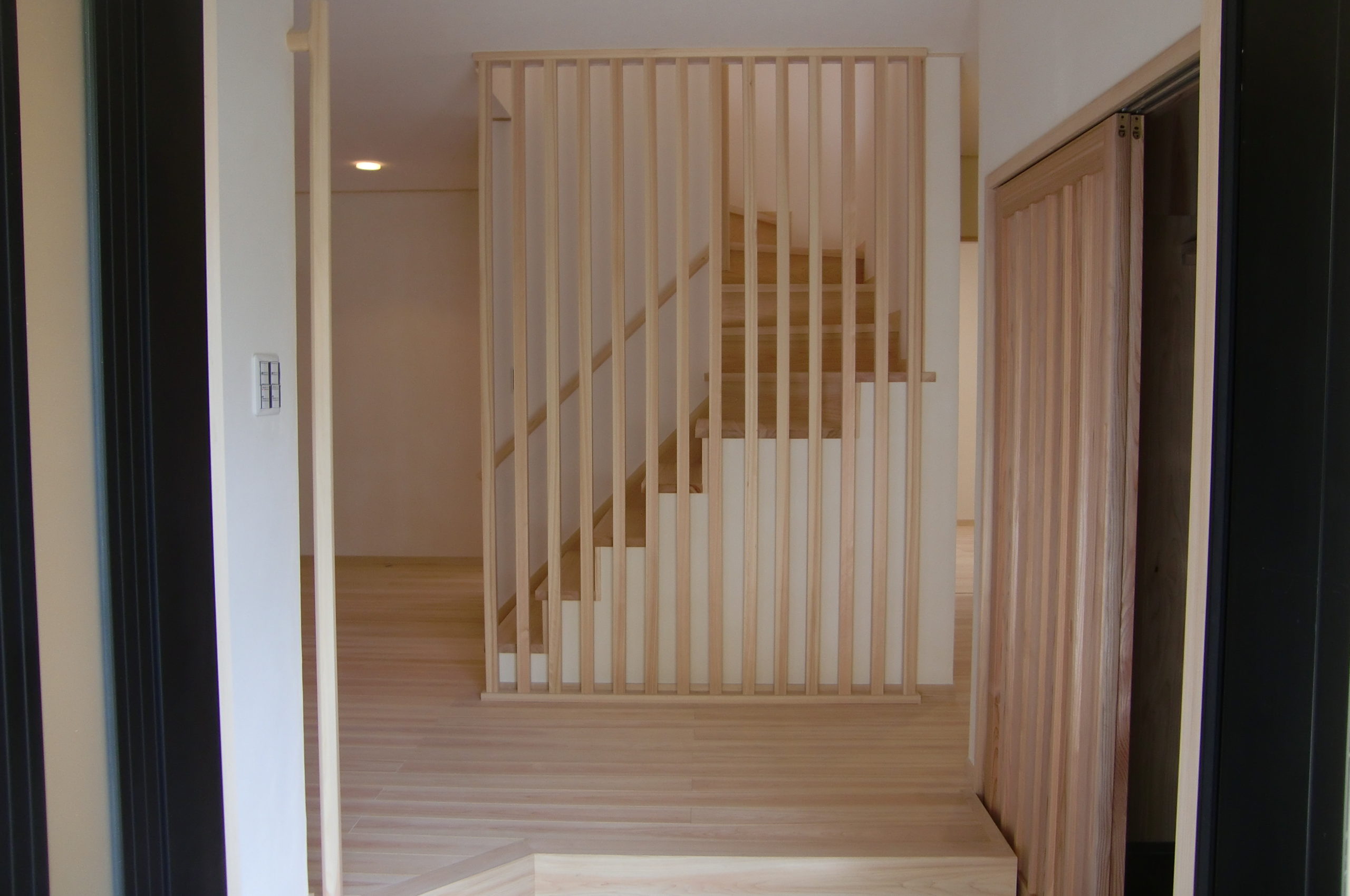 玄関から階段をのぞむ