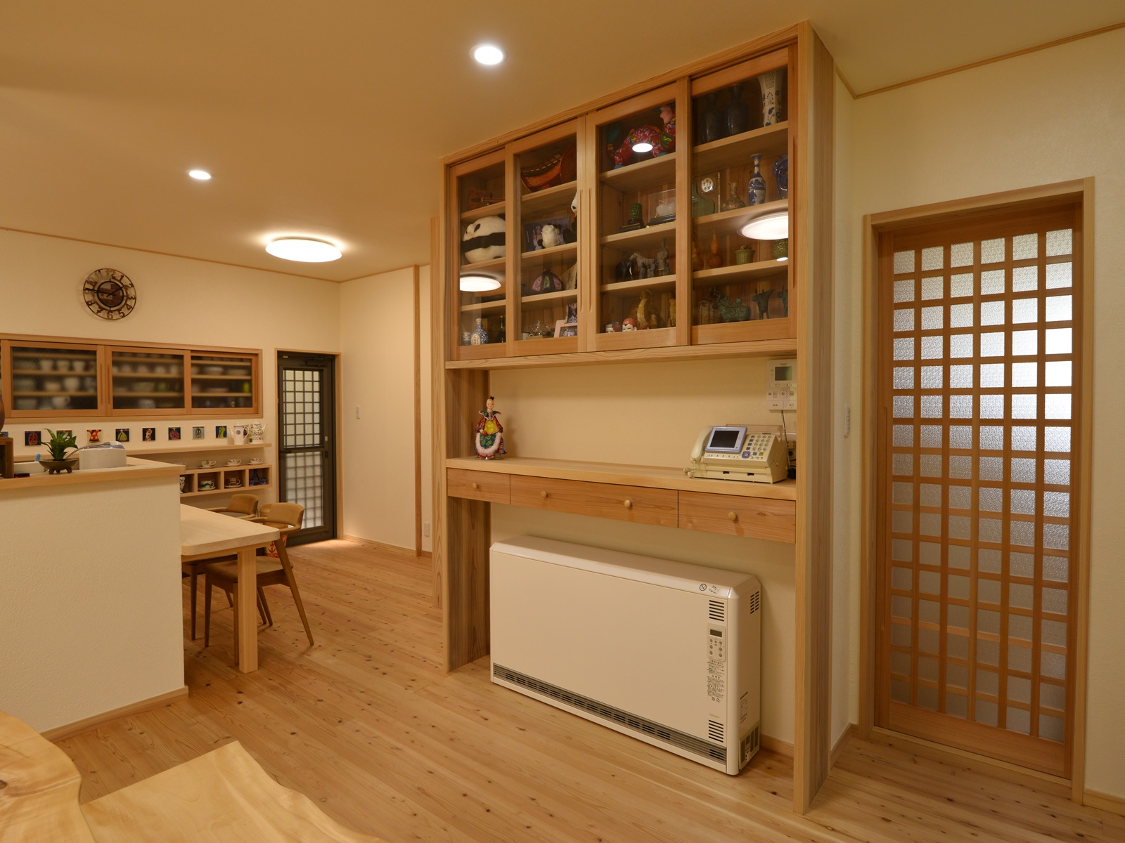 リビング収納と蓄暖