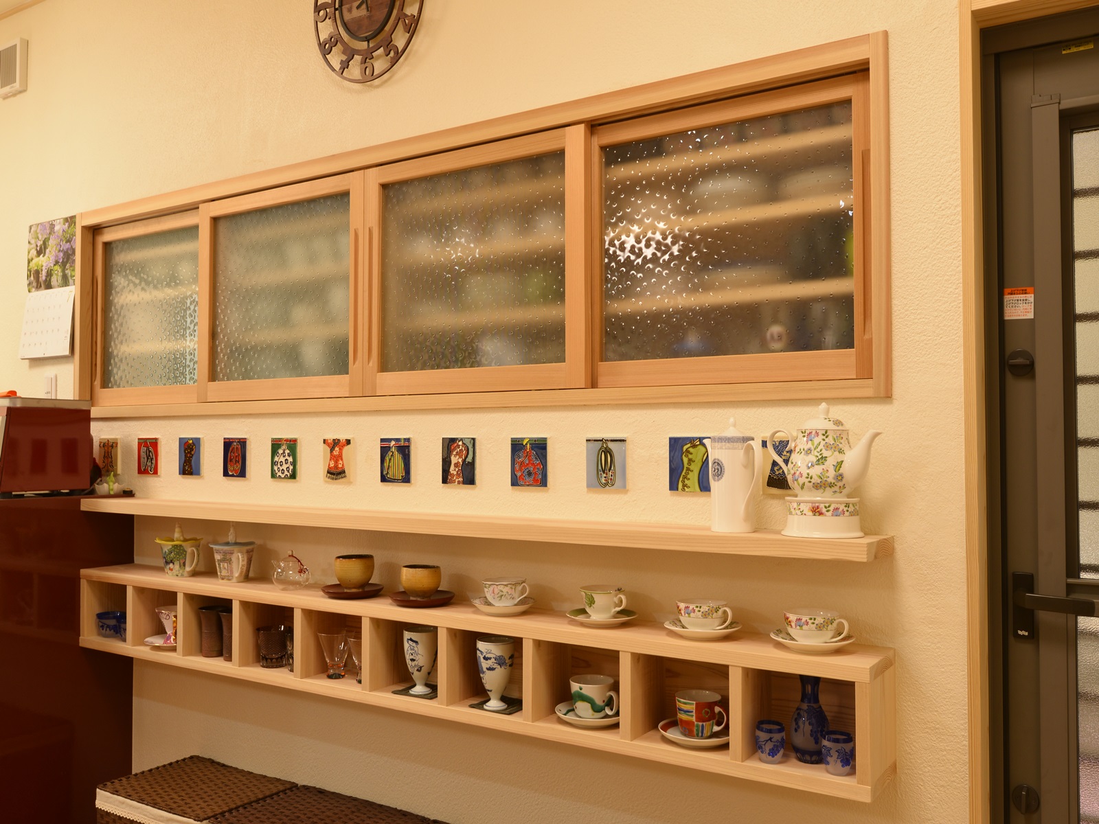 お気に入りの食器を飾るカップボード