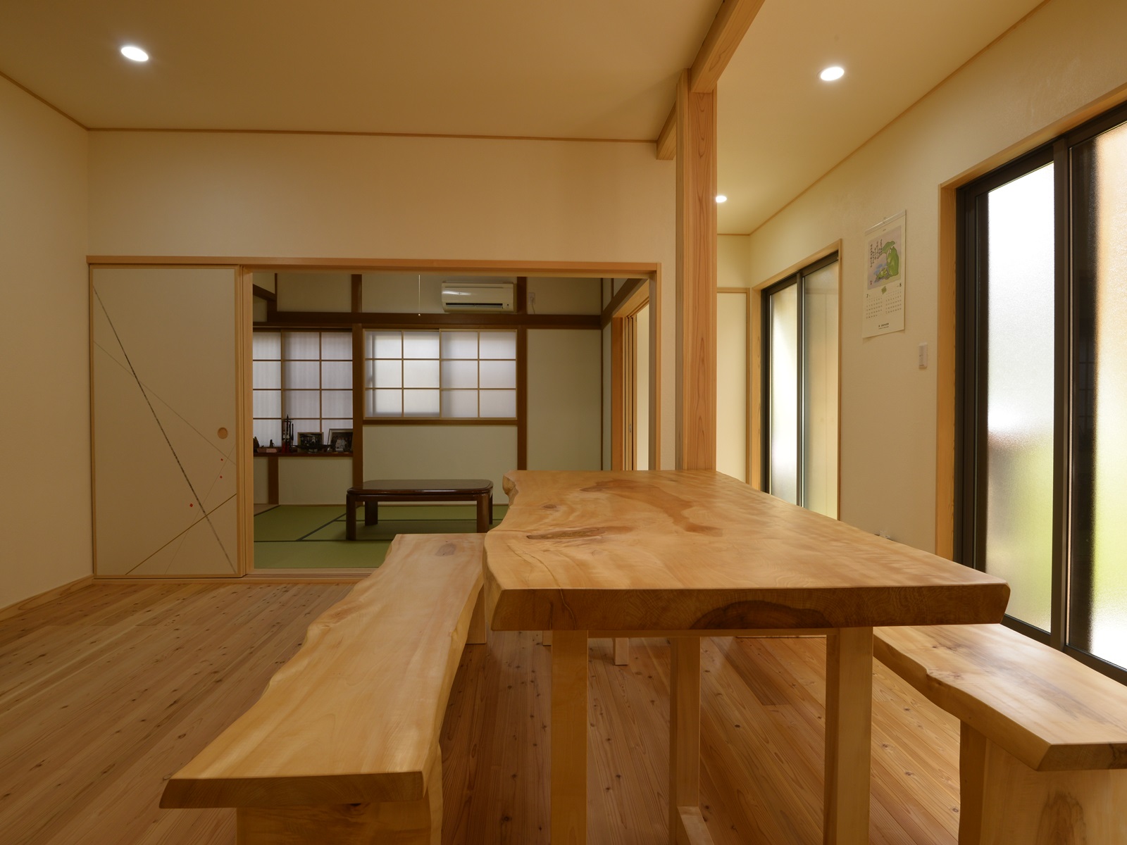 ダイニングから和室をのぞむ