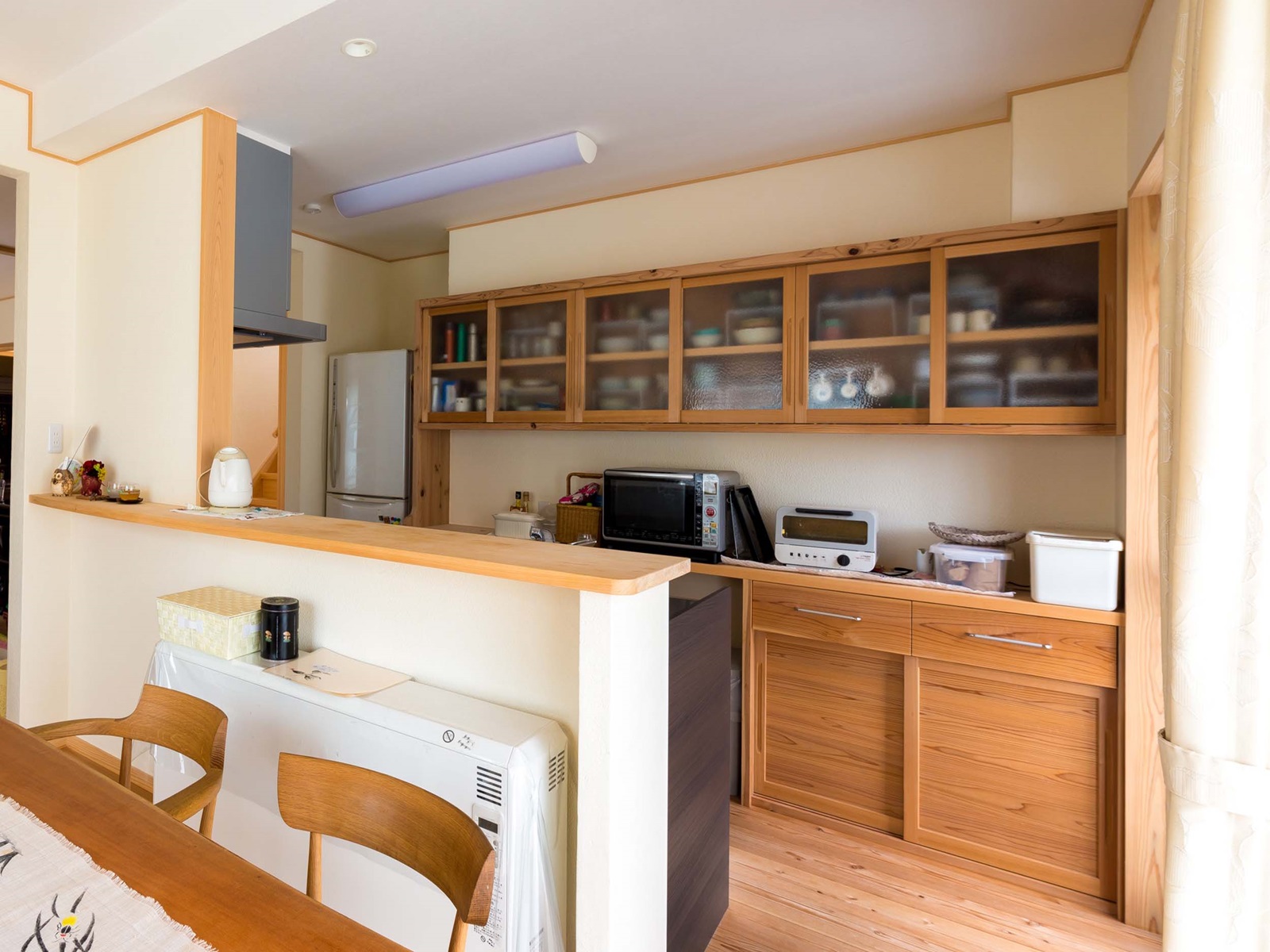 ダイニングからキッチンをのぞむ２