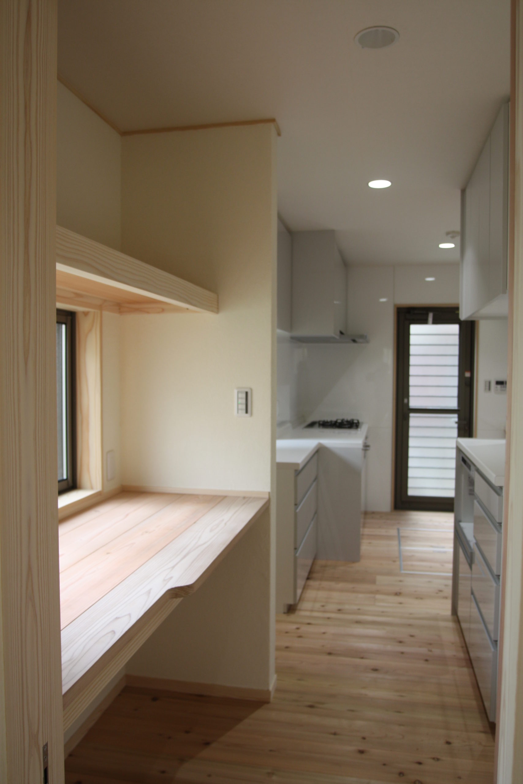 キッチン奥の収納スペース