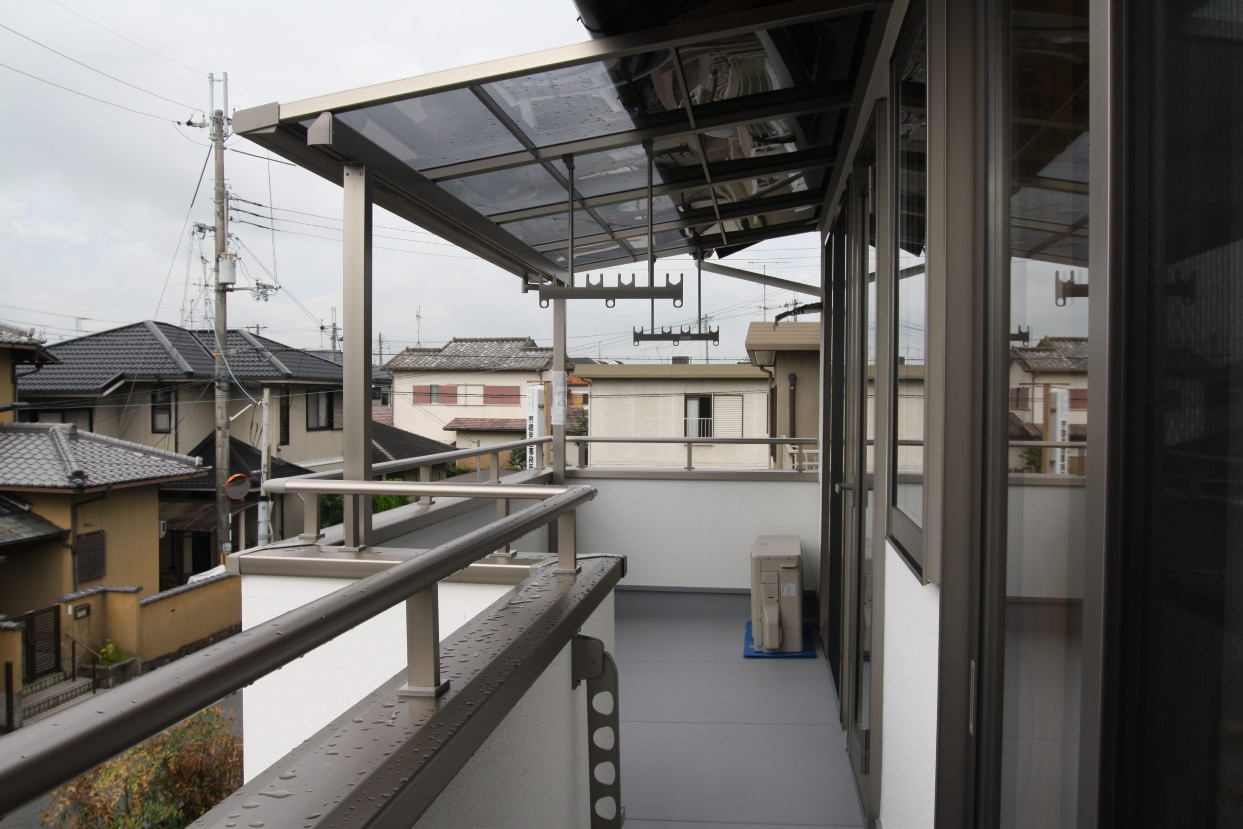 屋根付きのバルコニー