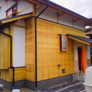 伝統工法の家づくり　外壁には羽目板を貼りました