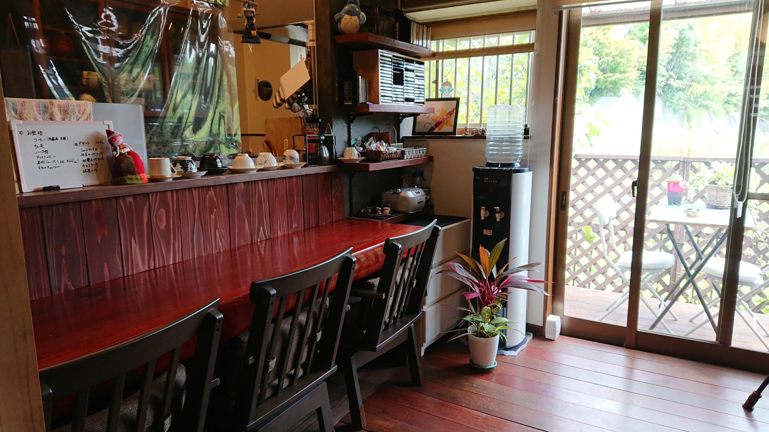 愛着ある漆塗りされた材を再活用したカフェです