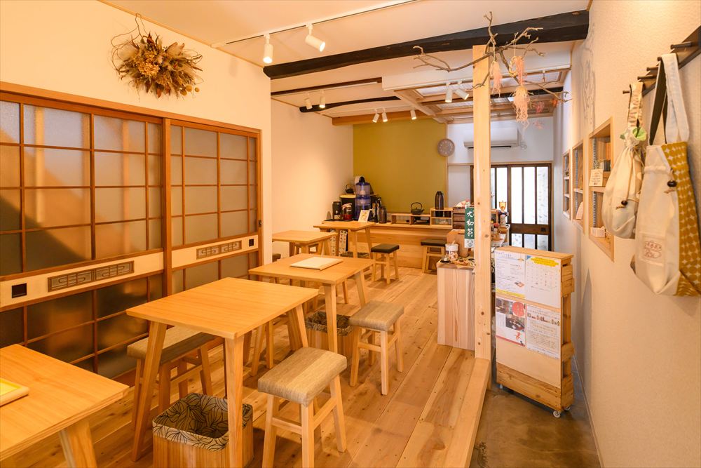 土間より店内を望む